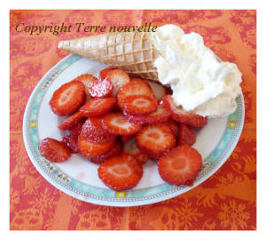 Salade de fraises et crème chantilly