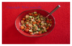 Salade de tomates cerises, concombre, oignon rouge et fromage de brebis