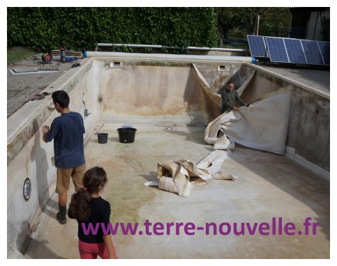 Rénovation de notre piscine : on enlève le vieux liner et la feutrine