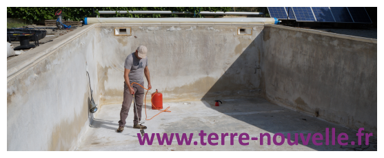 Rénovation de notre piscine : il a fallu brûler et poncer le reste de colle du feutre présent sous le liner