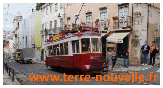 Voyage au Portugal en famille : un tramway rouge, superbe, certains sont en bois peint !