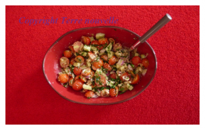 salade-tomate-cerise-concombre-oignon-fromage Salade de tomates cerises, concombre, oignon rouge et fromage de brebis