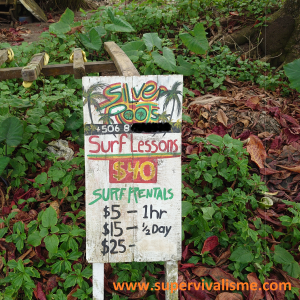Surf Lessons, un panneau qui fait réfléchir, au Costa Rica